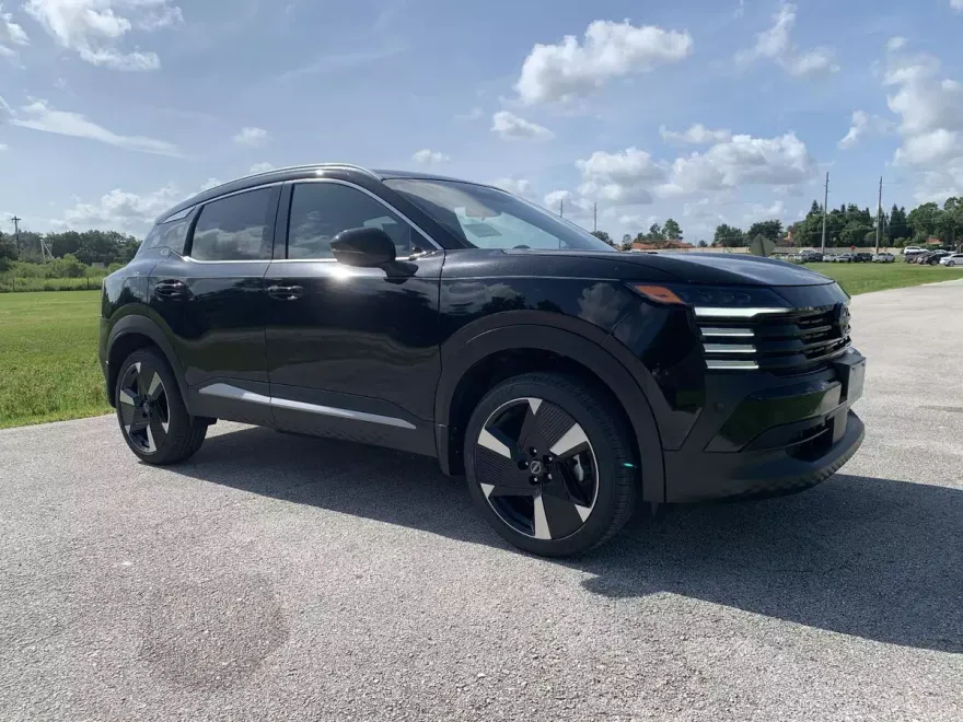 2025 Nissan Kicks SR photo 1