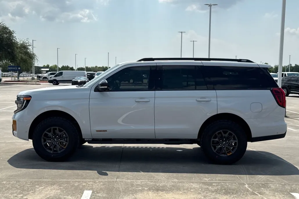 2025 Ford Expedition photo 1