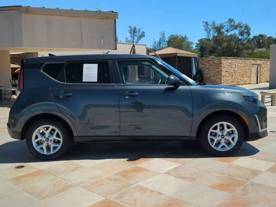 2023 Kia Soul LX photo 1