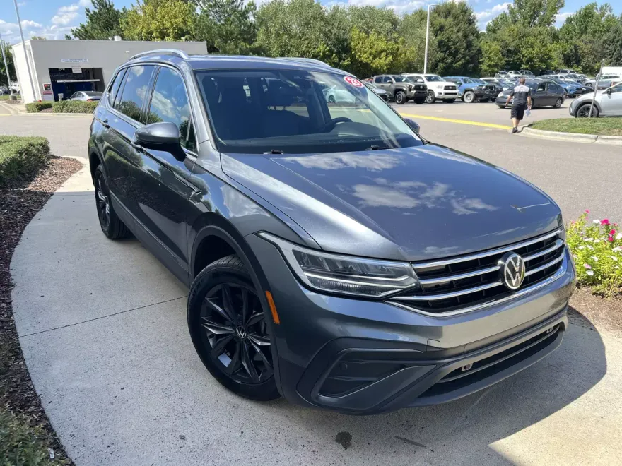 2023 Volkswagen Tiguan SE photo 1