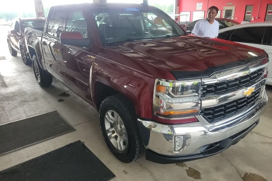2017 Chevrolet Silverado 1500 LT photo 1