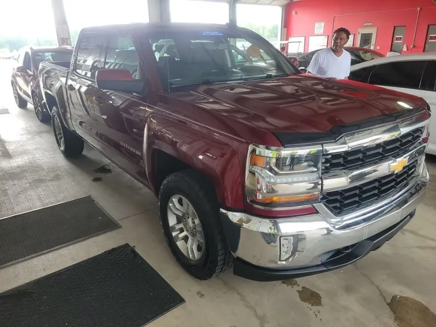 2017 Chevrolet Silverado 1500 LT photo 1