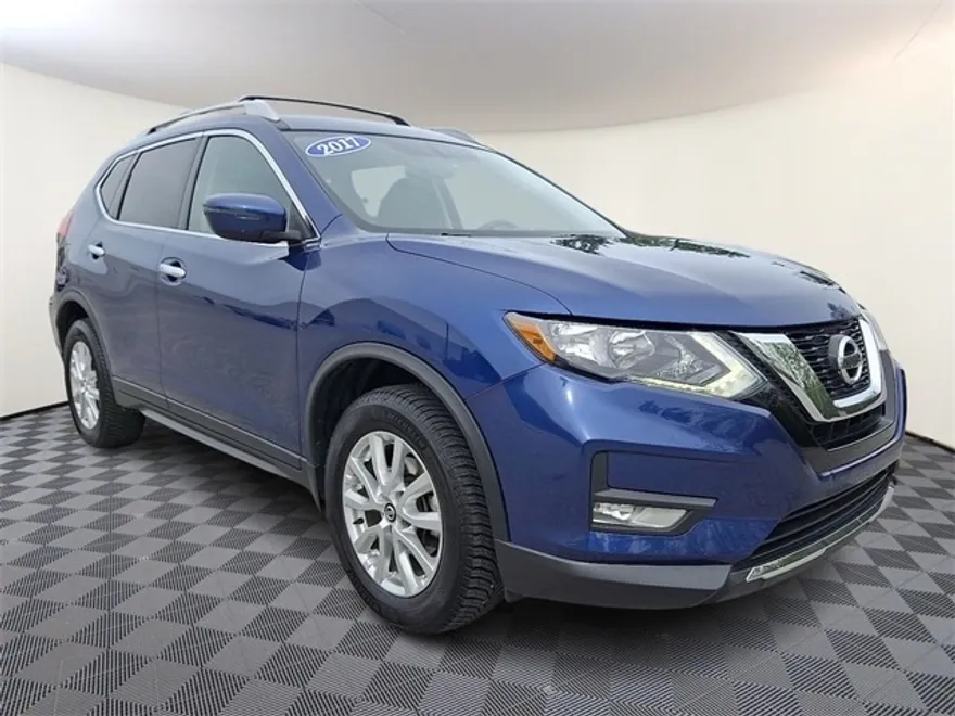2017 Nissan Rogue SV photo 1