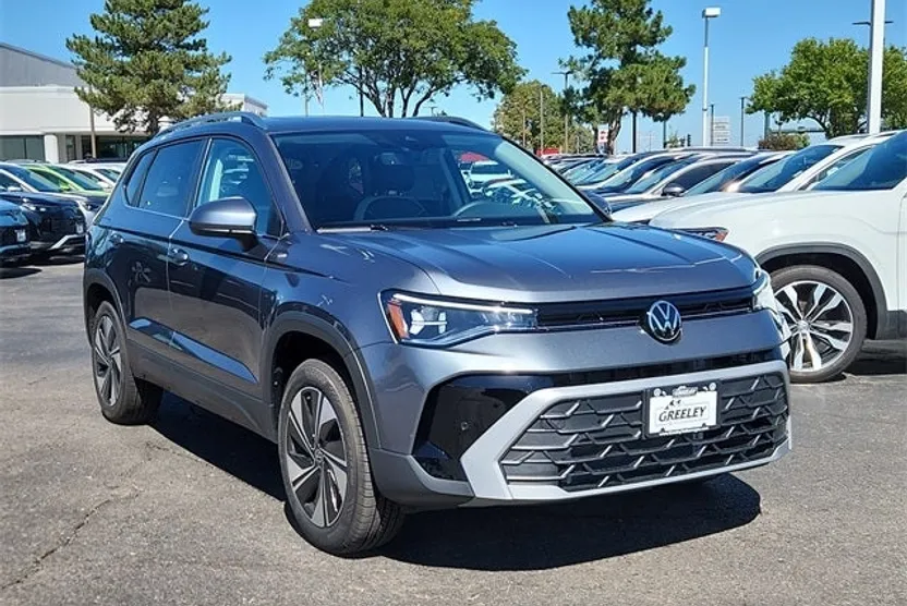 2025 Volkswagen Taos SE photo 1
