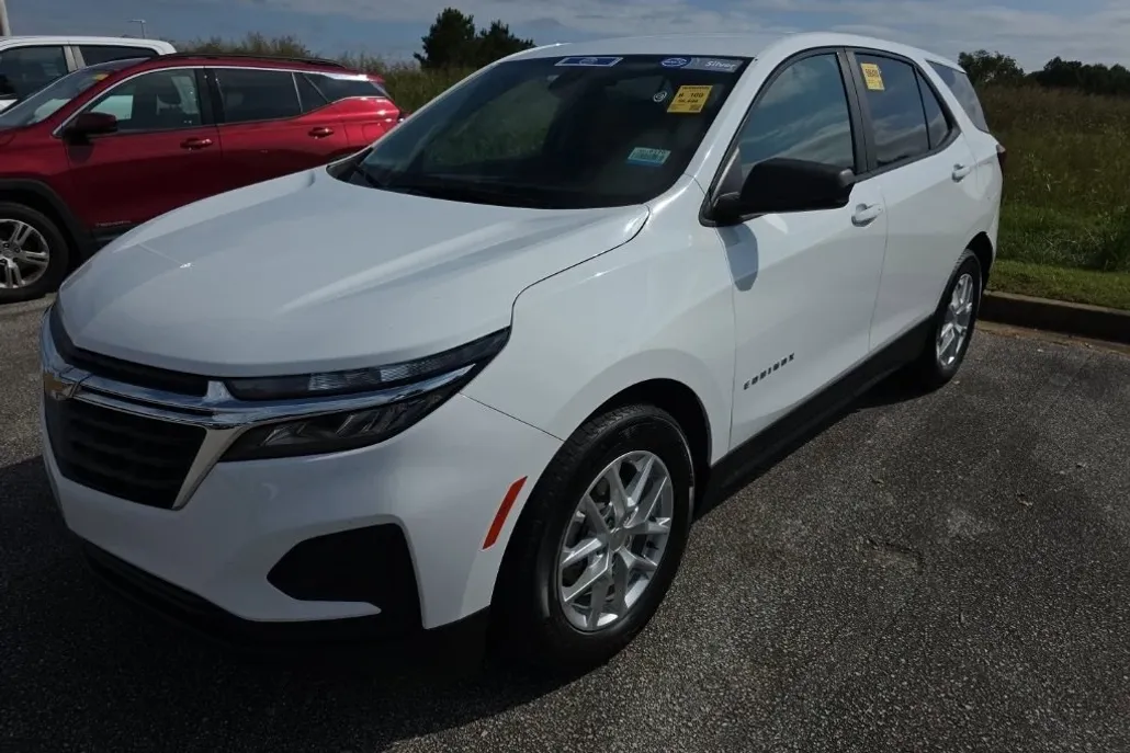 2022 Chevrolet Equinox LS photo 1