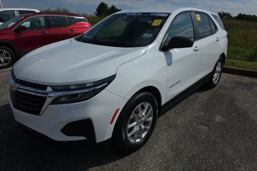 2022 Chevrolet Equinox LS photo 1