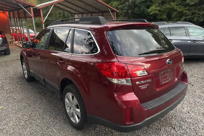 2012 Subaru Outback Premium photo 1