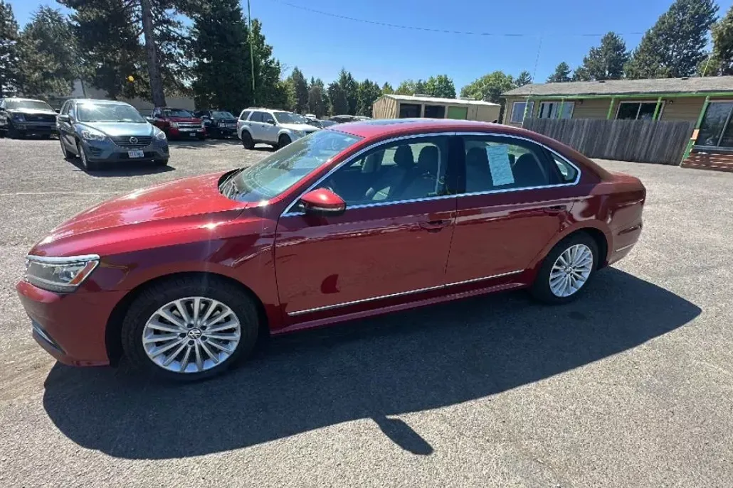2017 Volkswagen Passat SE photo 1