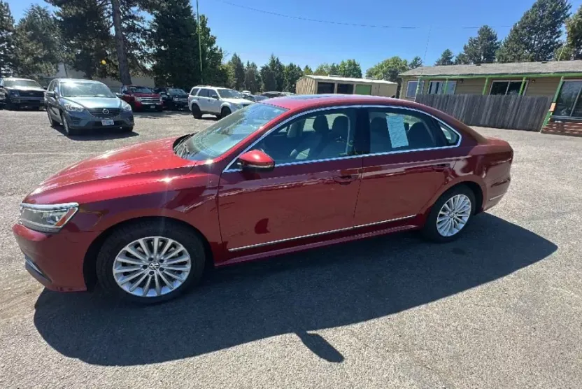 2017 Volkswagen Passat SE photo 1