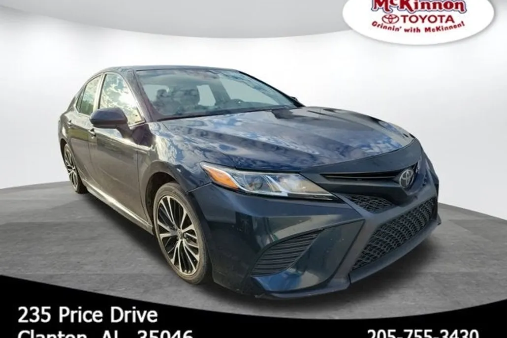 2020 Toyota Camry SE photo 1