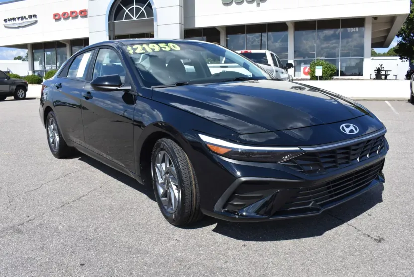 2024 Hyundai Elantra SEL photo 1