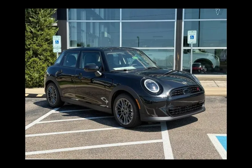 2025 Mini Cooper 4 Door Hardtop Signature photo 1