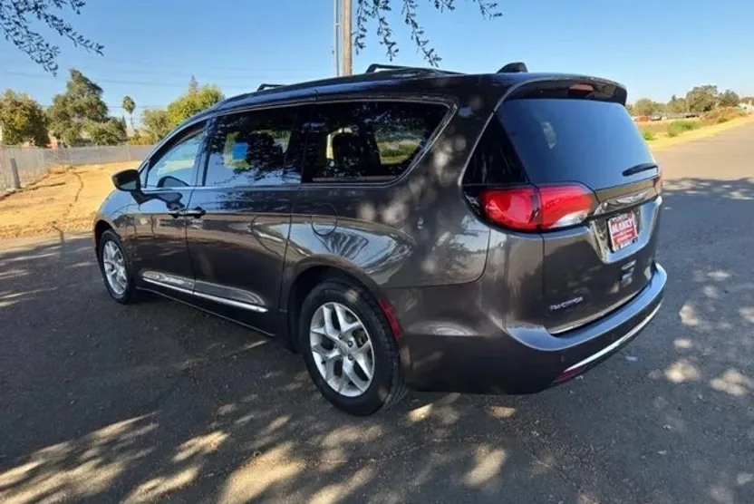 2018 Chrysler Pacifica Touring L photo 1