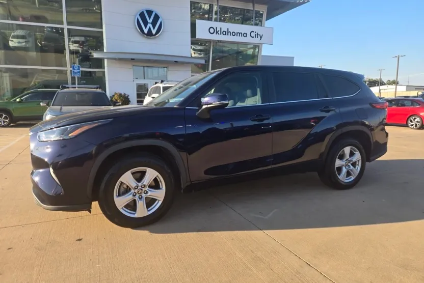 2023 Toyota Highlander L photo 1