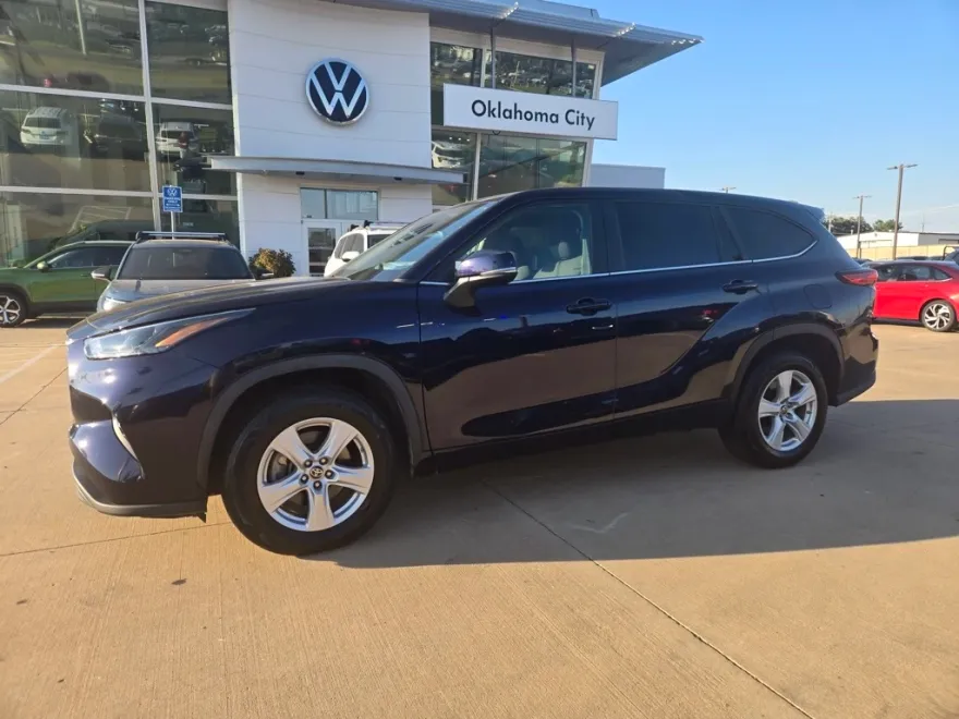 2023 Toyota Highlander L photo 1