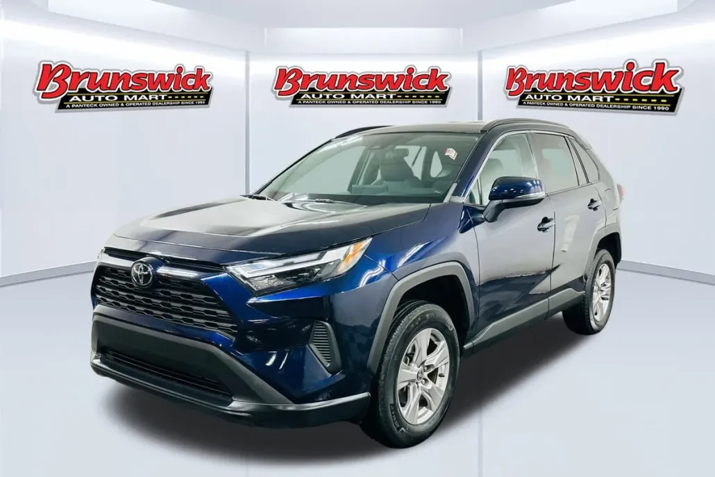 2022 Toyota RAV4 XLE photo 1