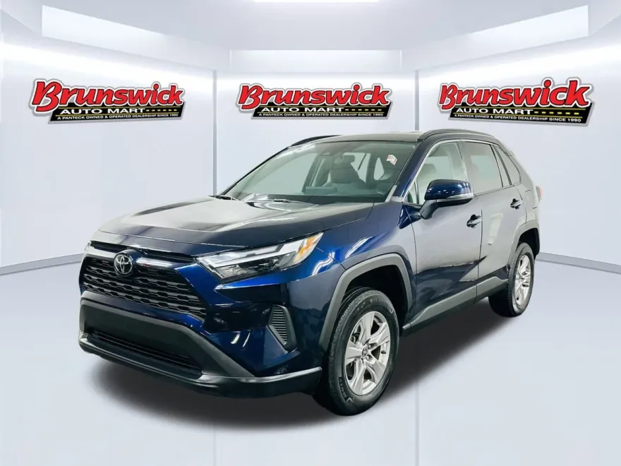 2022 Toyota RAV4 XLE photo 1