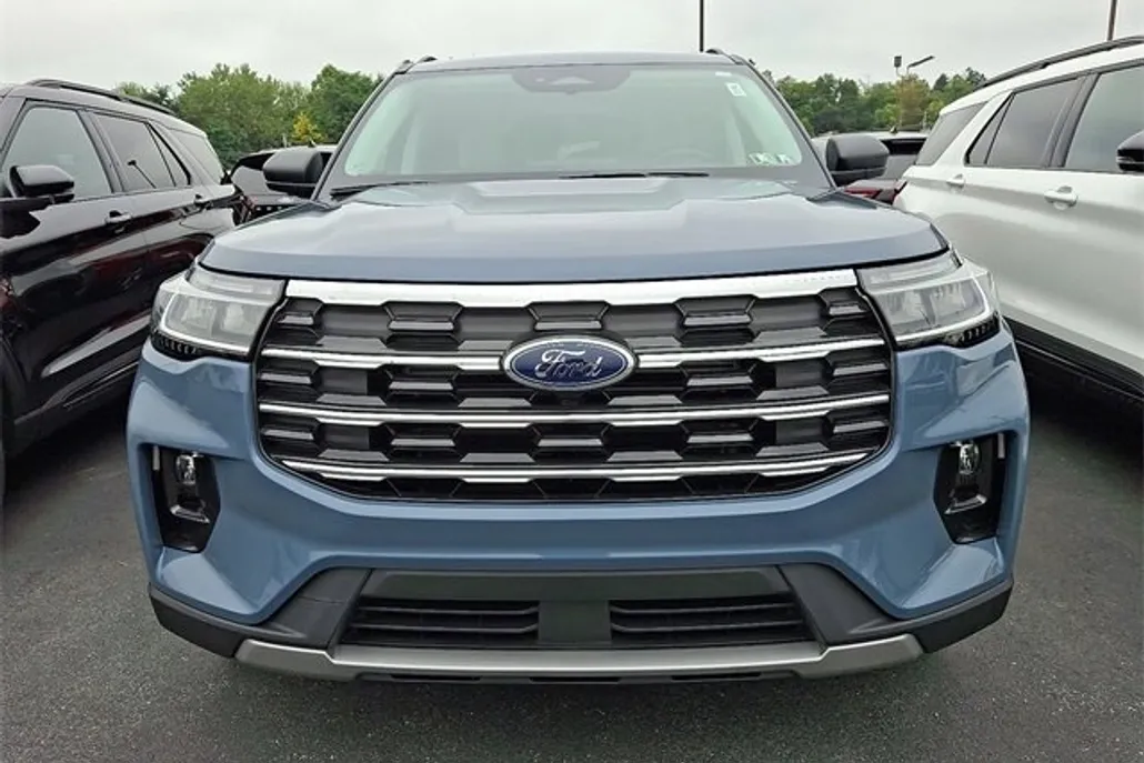 2025 Ford Explorer photo 1