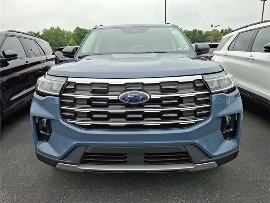 2025 Ford Explorer photo 1