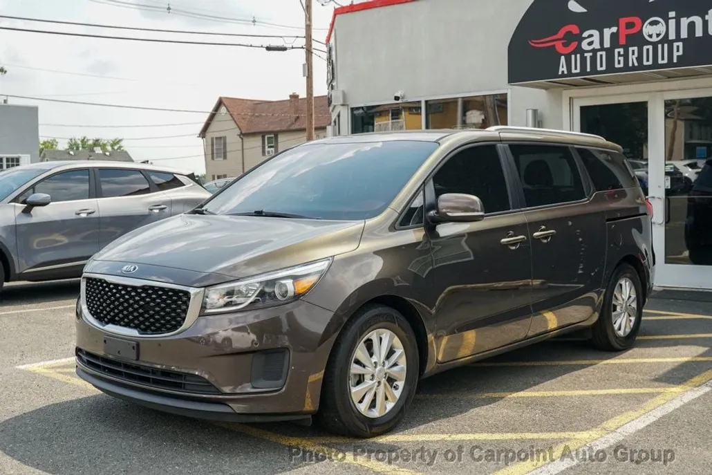 2017 Kia Sedona LX photo 1