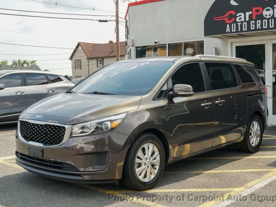 2017 Kia Sedona LX photo 1