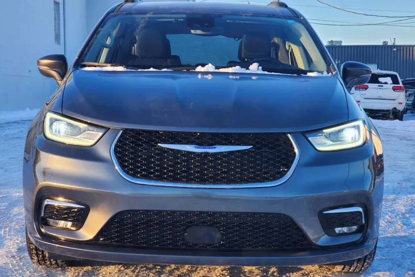 2021 Chrysler Pacifica Touring photo 1