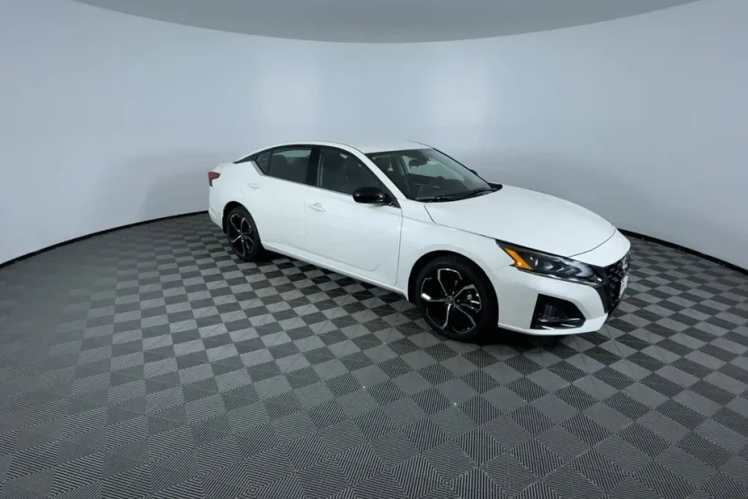2025 Nissan Altima SR photo 1