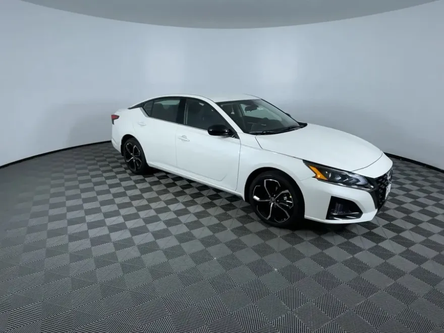 2025 Nissan Altima SR photo 1