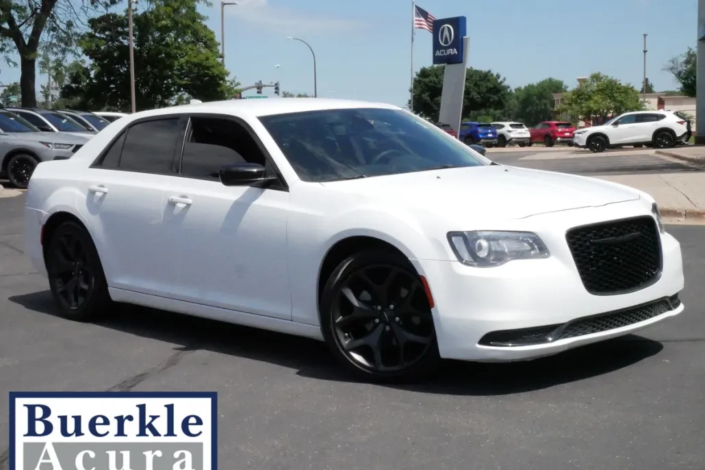 2023 Chrysler 300 Touring photo 1