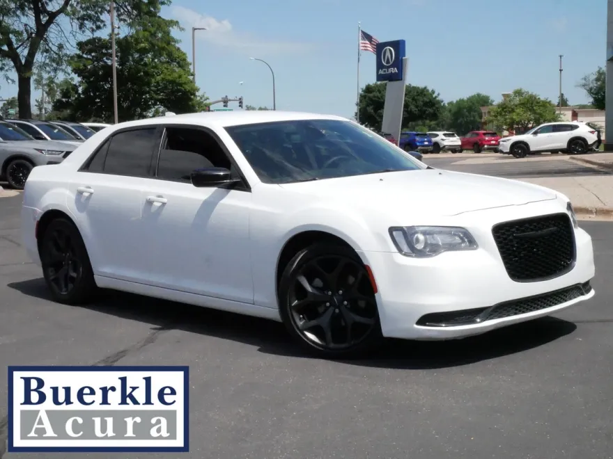 2023 Chrysler 300 Touring photo 1