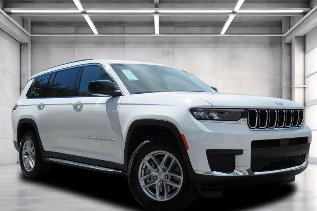 2025 Jeep Grand Cherokee Laredo photo 1