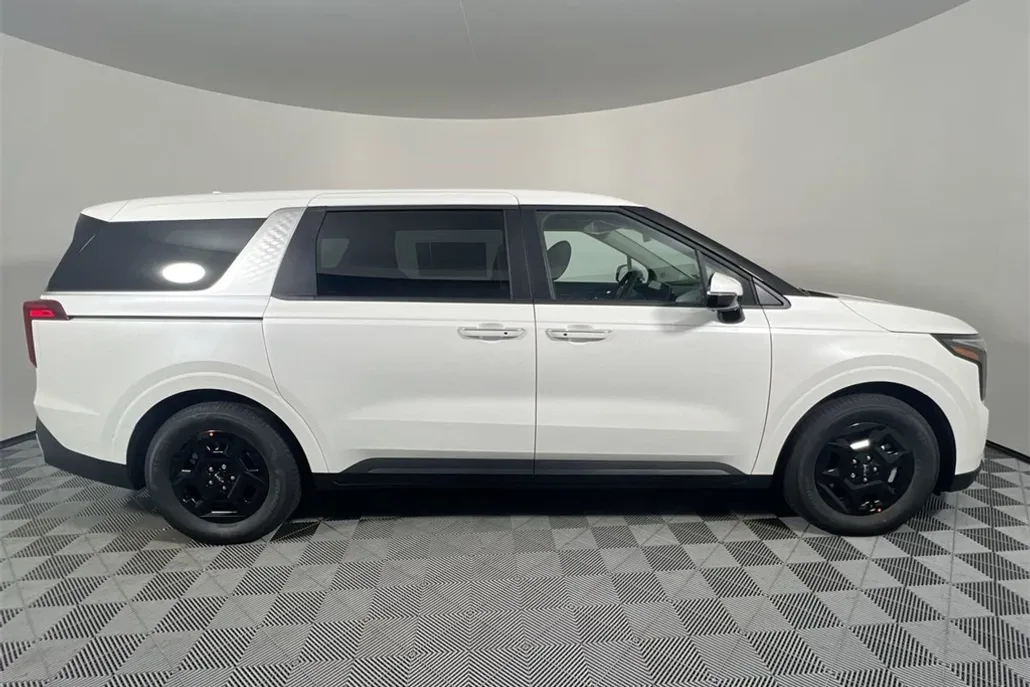 2026 Kia Carnival LX photo 1