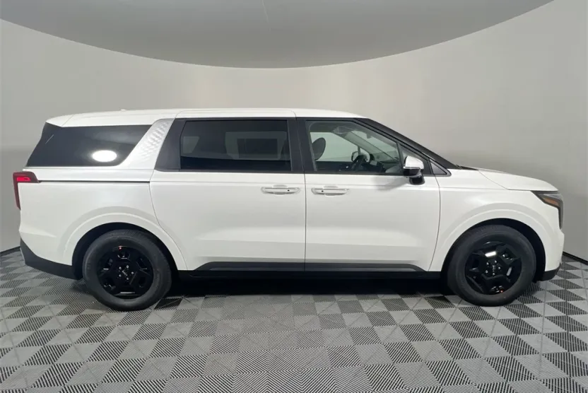 2026 Kia Carnival LX photo 1
