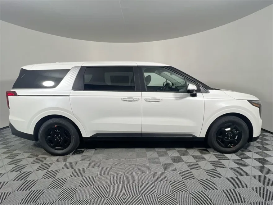 2026 Kia Carnival LX photo 1