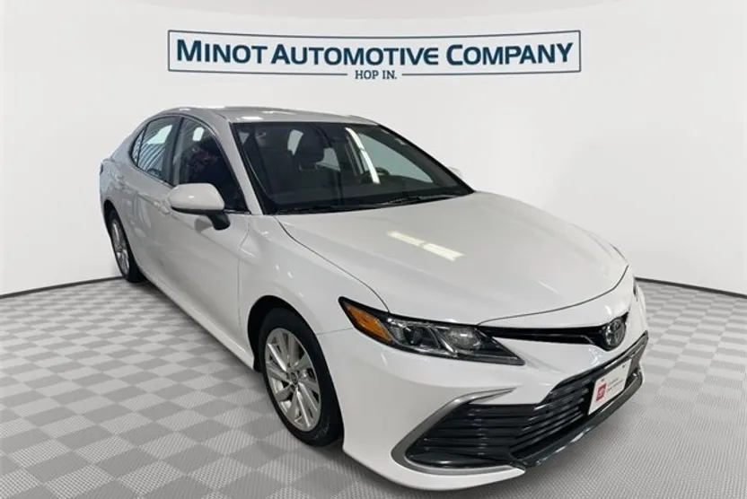 2023 Toyota Camry LE photo 1