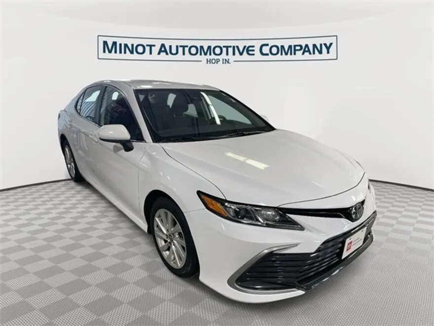 2023 Toyota Camry LE photo 1