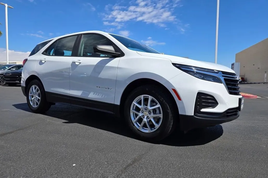 2022 Chevrolet Equinox LS photo 1