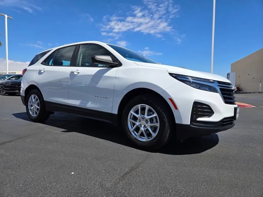 2022 Chevrolet Equinox LS photo 1