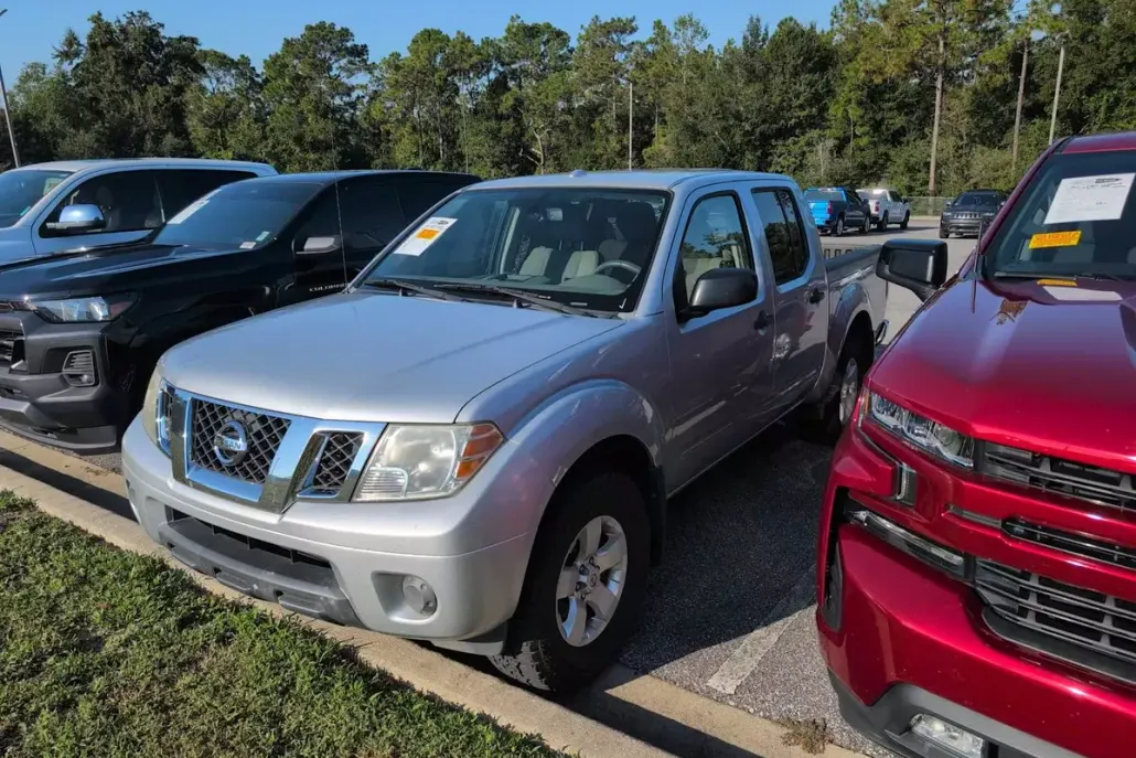 2012 Nissan Frontier SV Crew Cab photo 1