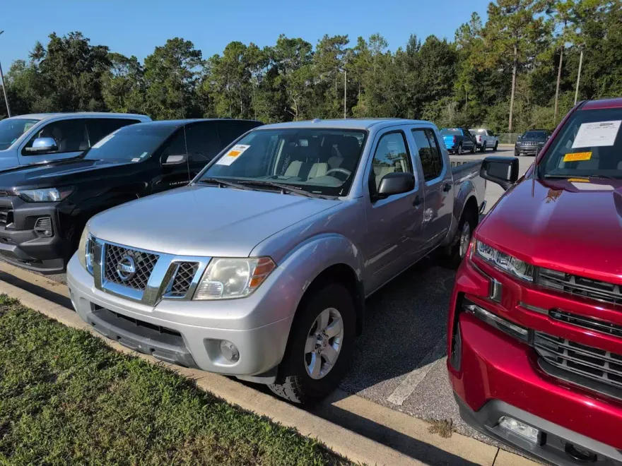 2012 Nissan Frontier SV Crew Cab photo 1