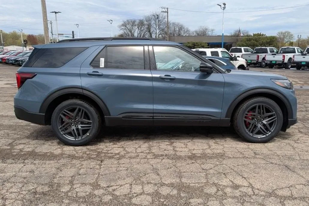 2025 Ford Explorer ST photo 1