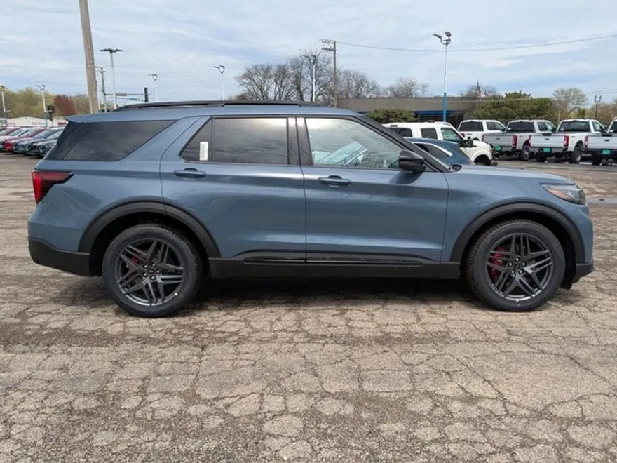 2025 Ford Explorer ST photo 1