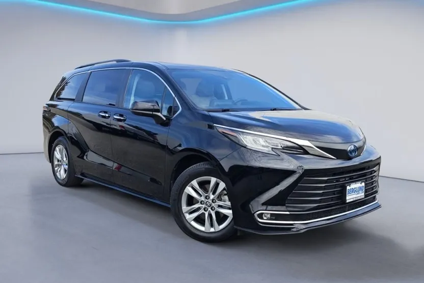 2022 Toyota Sienna XLE photo 1