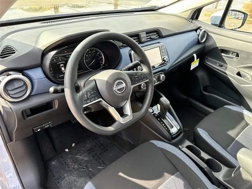 2025 Nissan Versa 1.6 SV photo 9