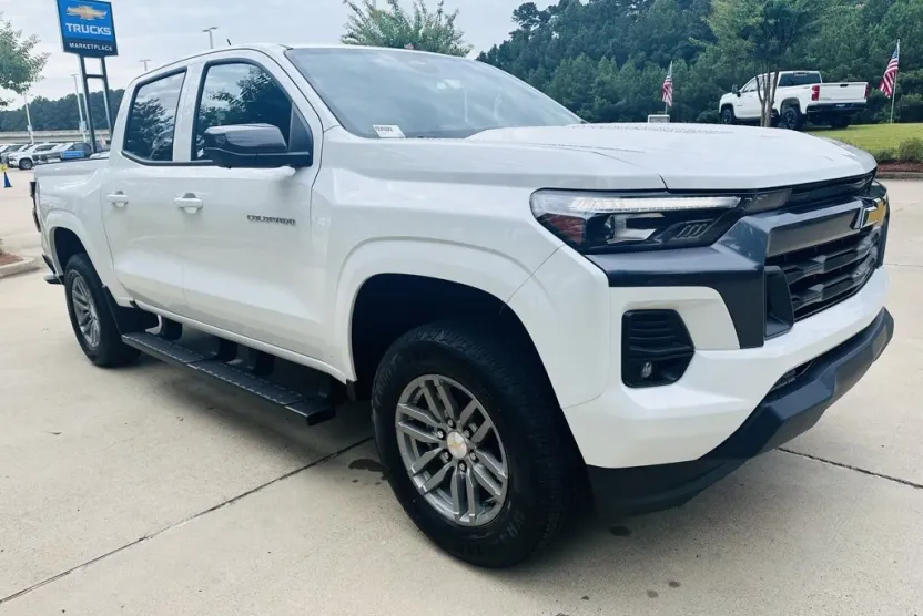 2025 Chevrolet Colorado Work Truck LT photo 1