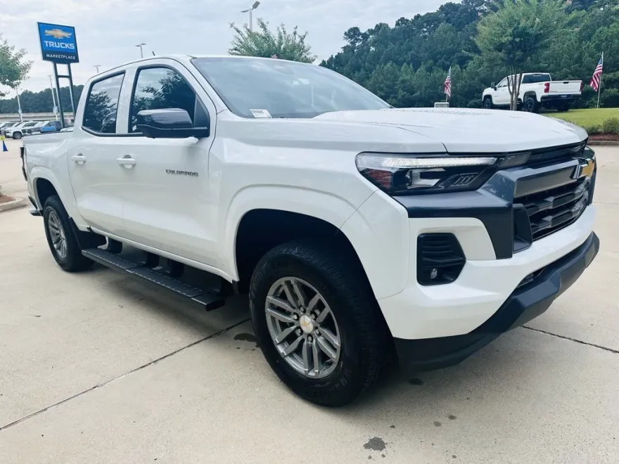 2025 Chevrolet Colorado Work Truck LT photo 1