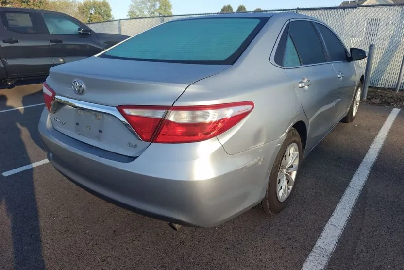 2015 Toyota Camry LE photo 1