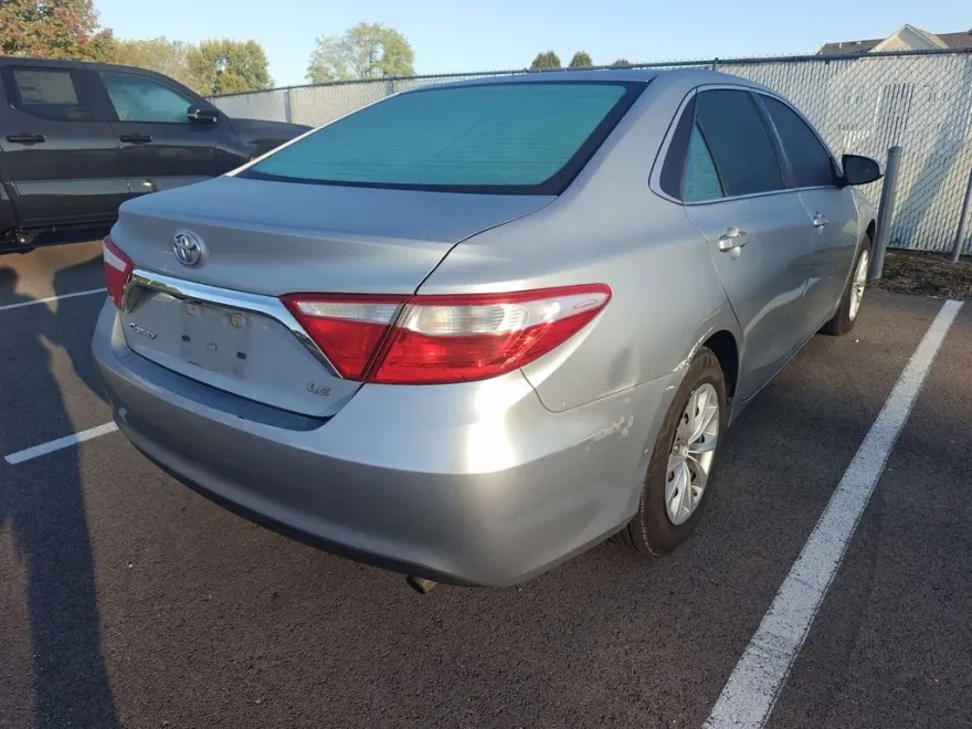 2015 Toyota Camry LE photo 1
