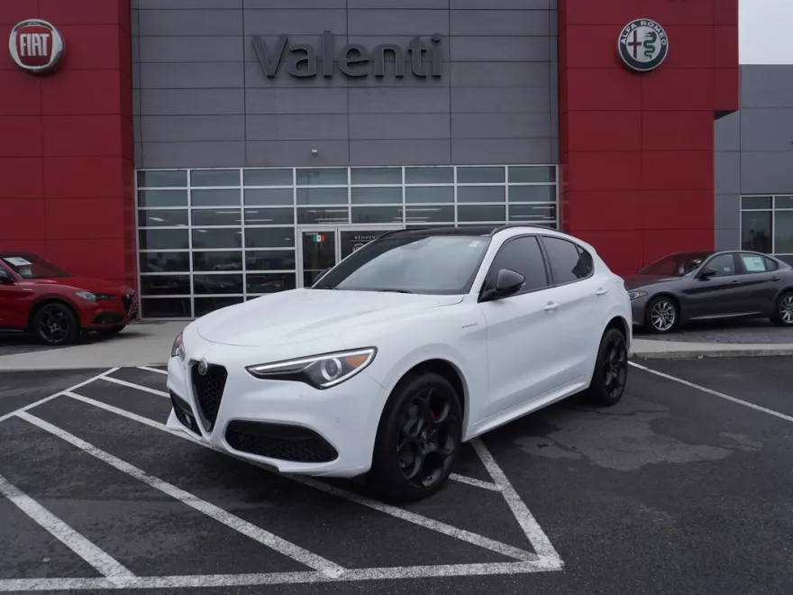 2023 Alfa Romeo Stelvio Ti photo 1