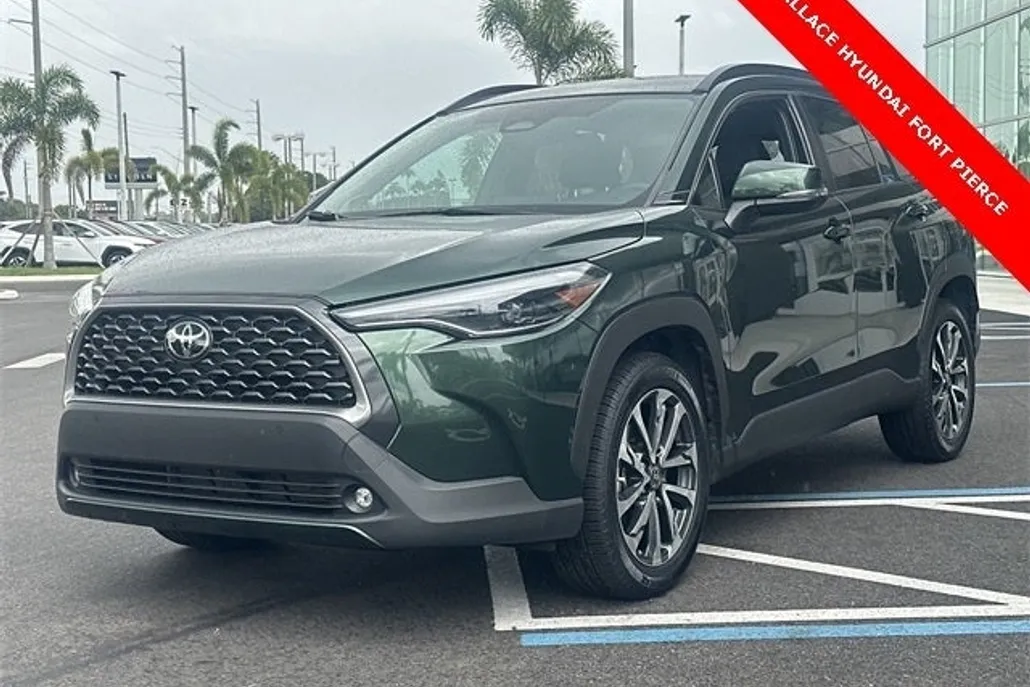 2023 Toyota Corolla Cross XLE photo 1